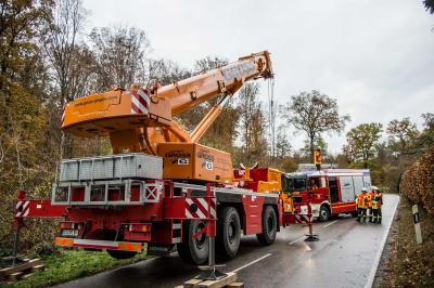Reichenbach: Pkw kommt von der Fahrbahn ab und landet in Schlucht - Fahrer verletzt
